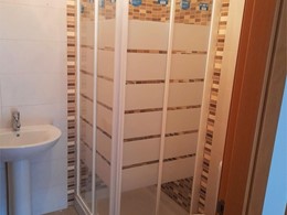 mampara angular en blanco